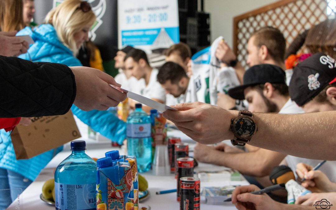 Býci vymenili zimák za kúpalisko: Podpisy a fotky rozdávali v Nesvadoch